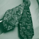 服装スタイルの「謎・不思議」： ネクタイにはなぜシルク素材が多いの？