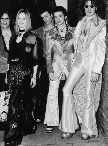 華やかな衣装とメイクを特徴とするロック・ファッション：海外の１９７０年代ファッション・トピックス「グラム・ルック」1970～1973